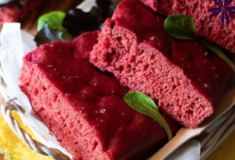 Focaccia viola con stracchino, pomodoro e rucola