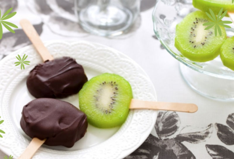 Kiwi in stecco al cioccolato fondente